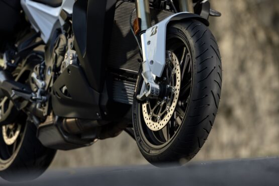 Bridgestone Battlax Sport Touring T33F 120/70ZR17 Front Tire - Image 3