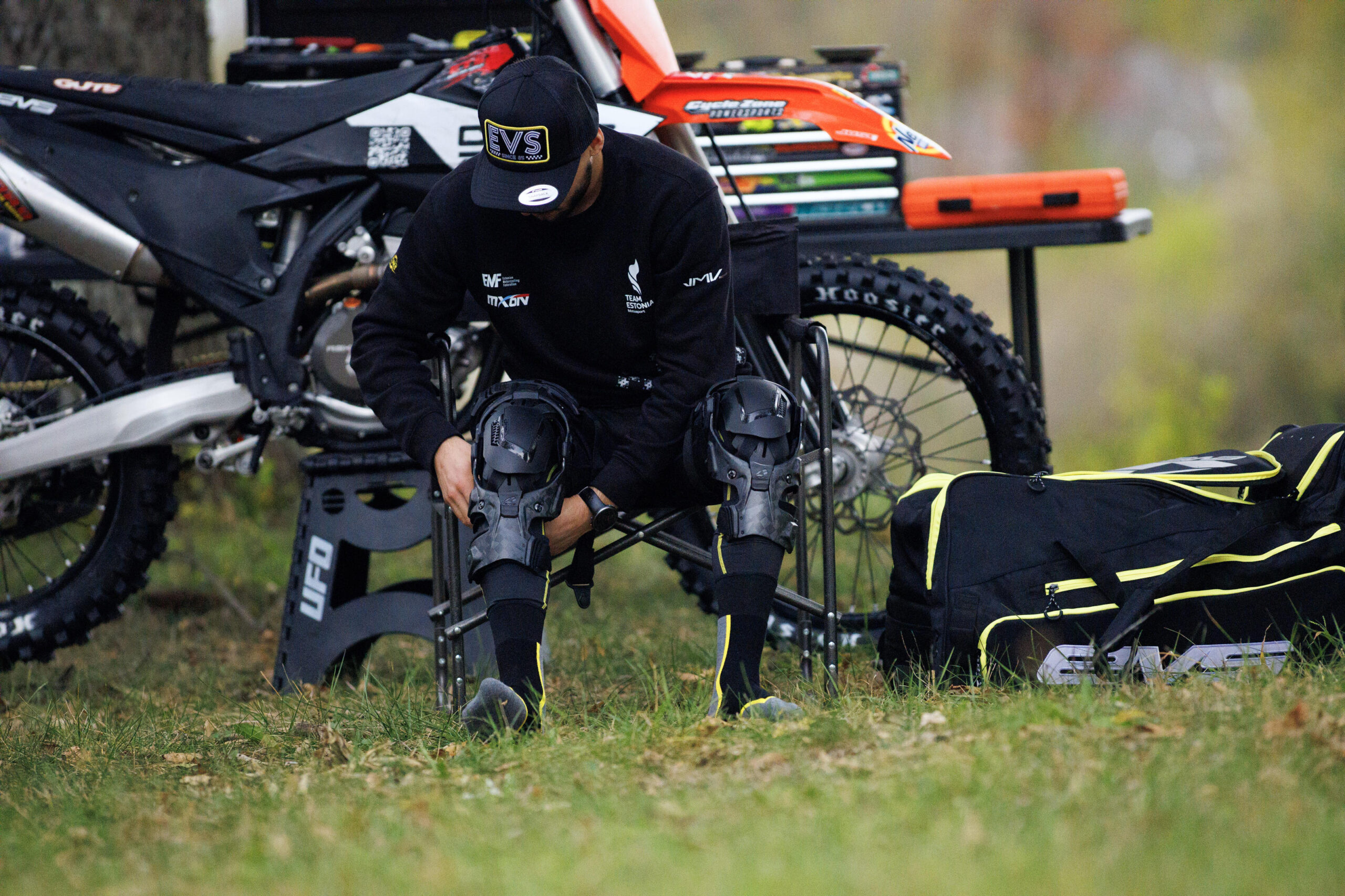 EVS Web Eclipse Knee Brace Black Pair Small - Image 3