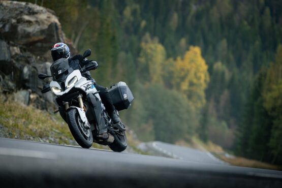Bridgestone Battlax Sport Touring T33F 120/70ZR17 Front Tire - Image 4
