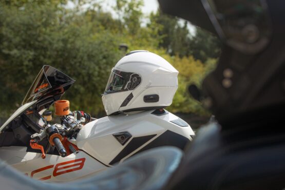 Sena Outrush R Bluetooth Flip-Up Helmet Gloss White Medium - Image 3